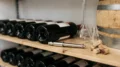Weinflaschen, Eichenfass und Kellereizubehör zum Thema glutenfreier Wein