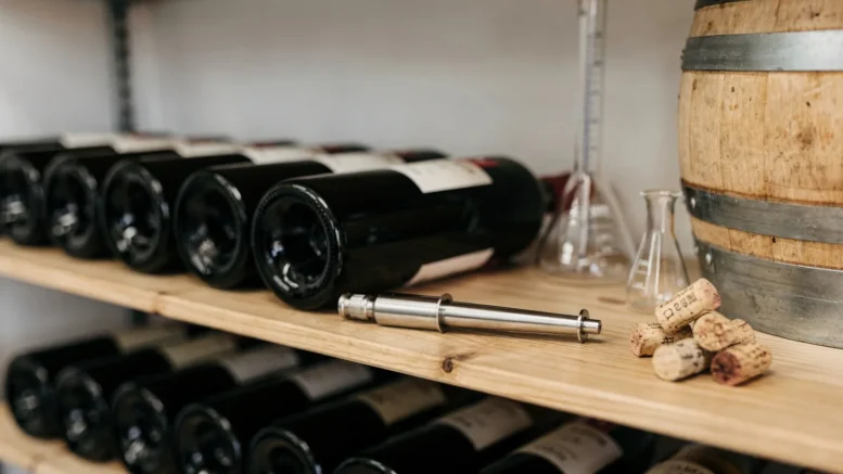 Weinflaschen, Eichenfass und Kellereizubehör zum Thema glutenfreier Wein